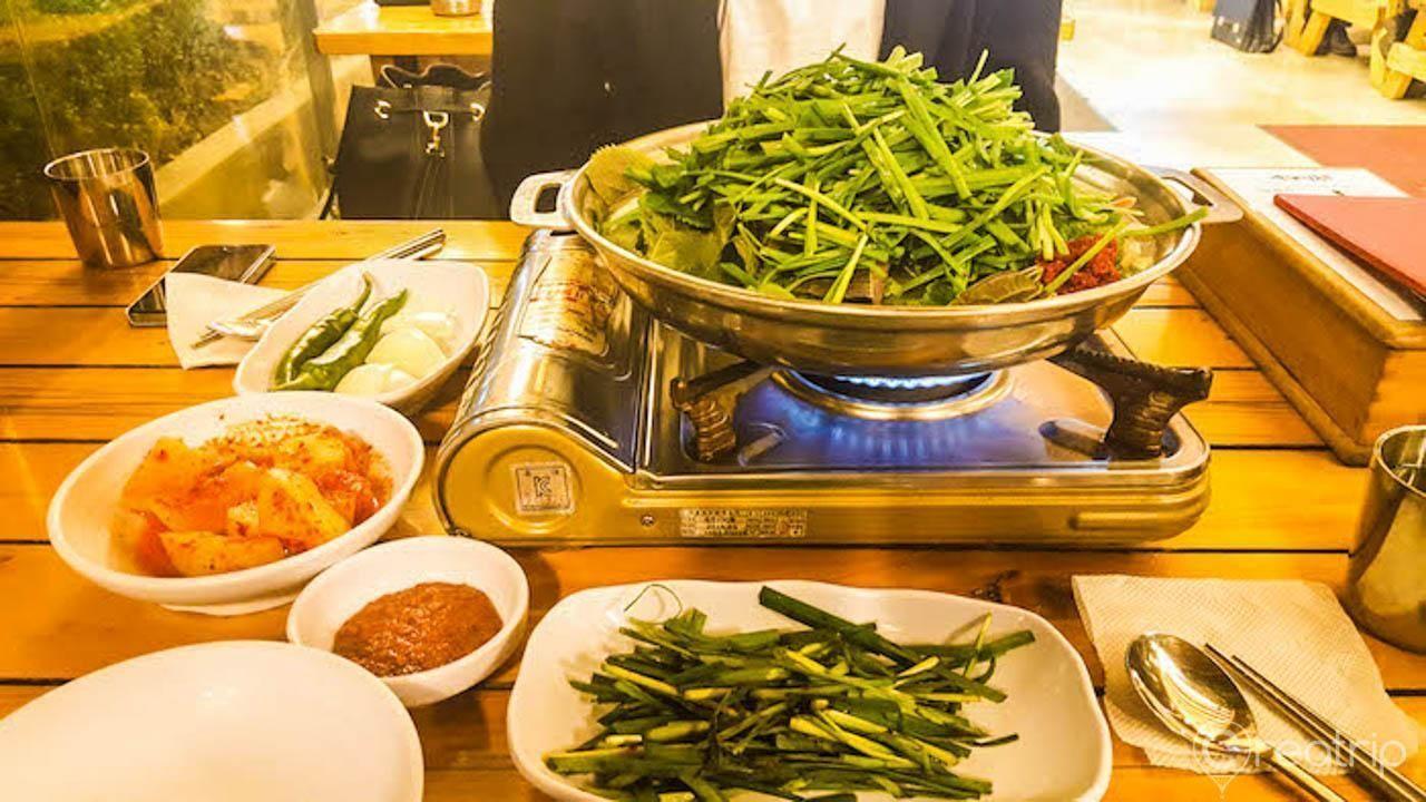 首尔惠化大学路的特色料理，显示当地的丰盛与独特。